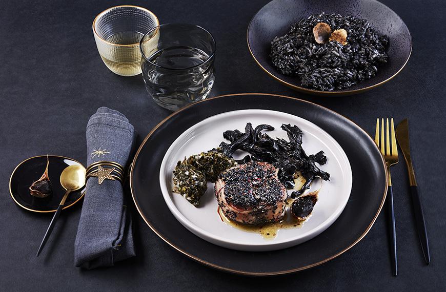 Tournedos de viande chevaline en croûte de sésame noir, risotto à l'encre de seiche