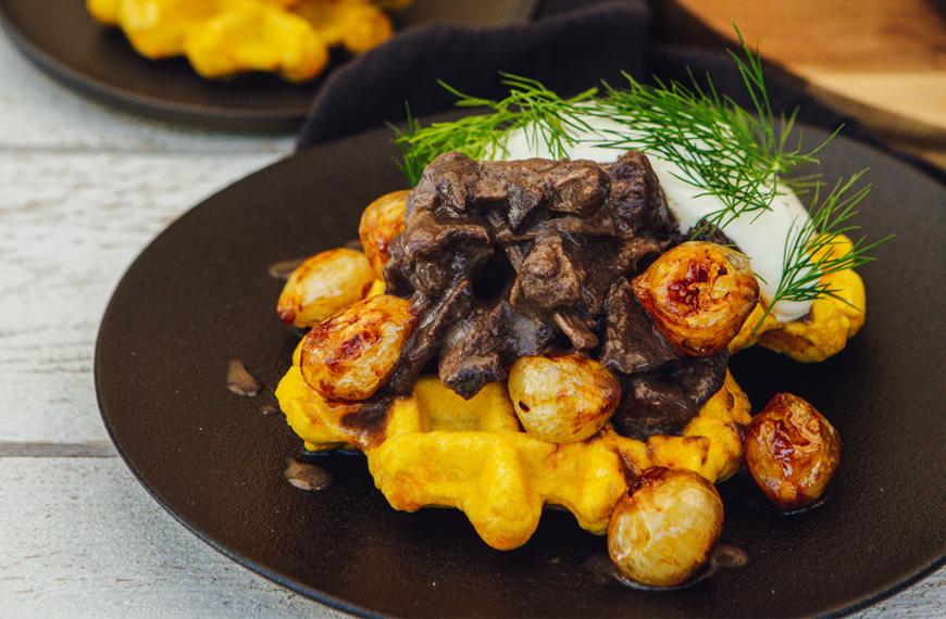 Viande chevaline confite à la bourguignonne, gaufre de carotte